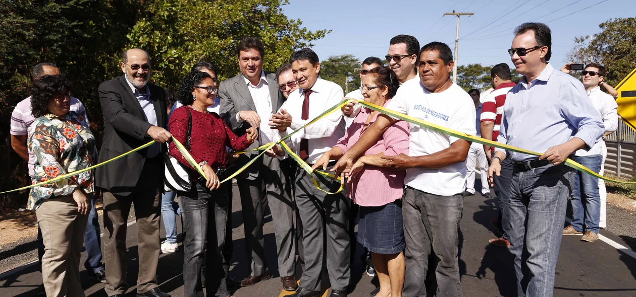 Corte da fita de inauguração da pavimentação da estrada das cajazeiras