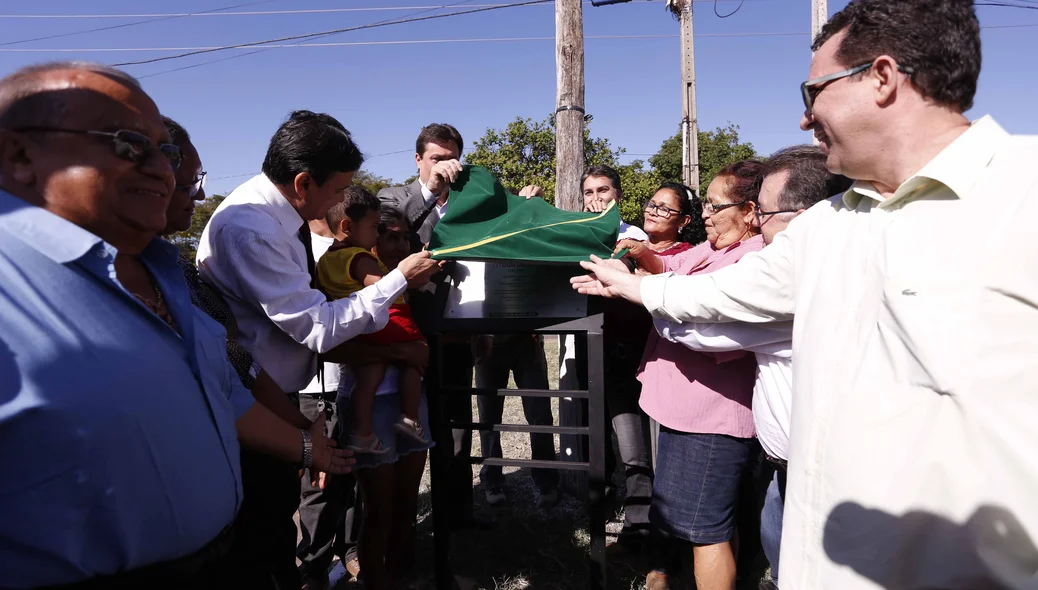 Descerramento da placa de inauguração da pavimentação da estrada das cajazeiras
