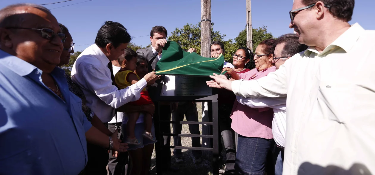 Descerramento da placa de inauguração da pavimentação da estrada das cajazeiras