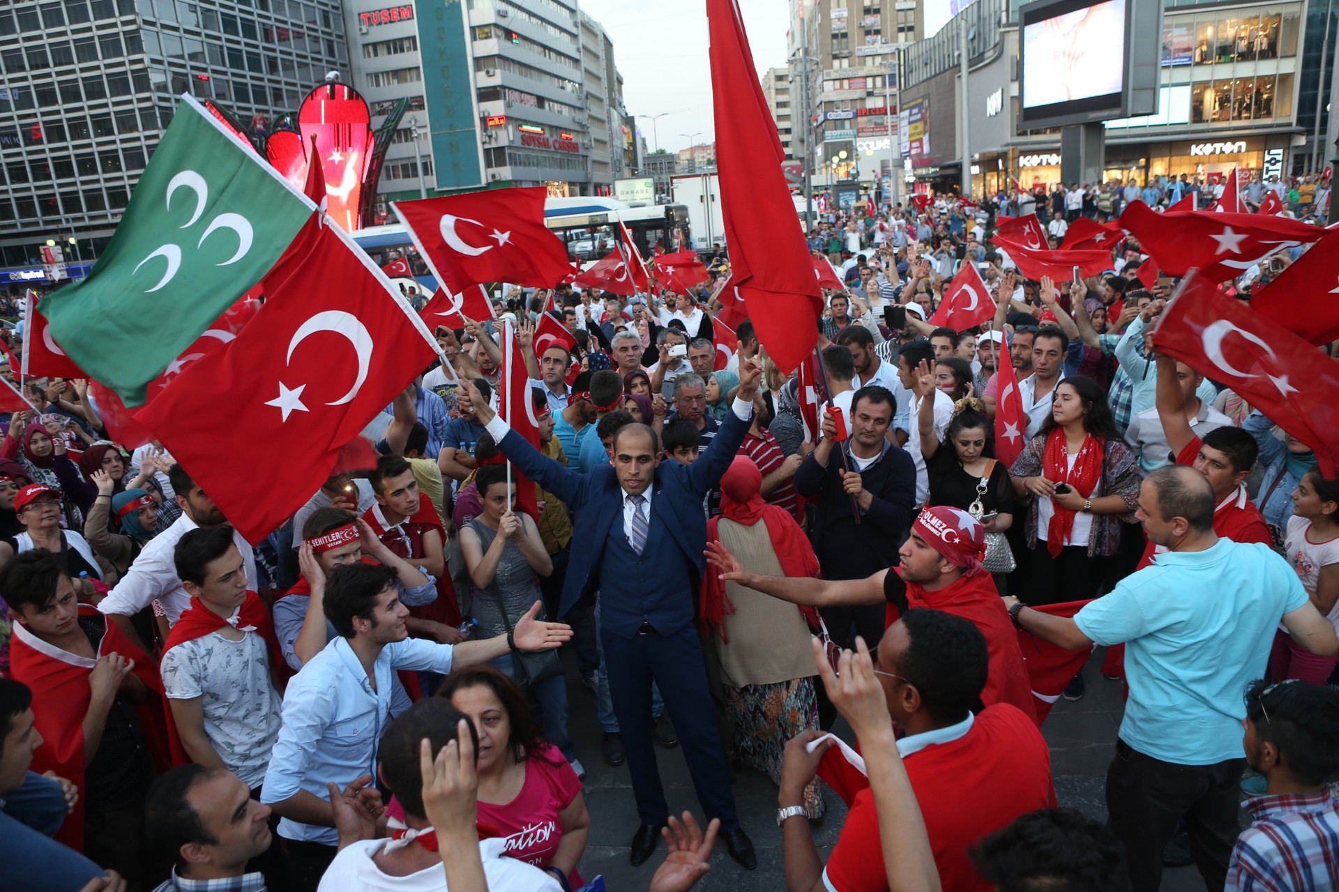 População foi as ruas contra golpe na Turquia