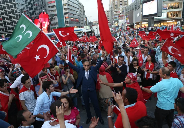 População foi as ruas contra golpe na Turquia