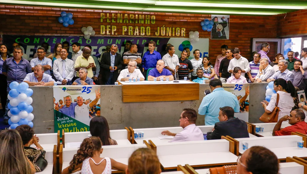 Prefeito  Firmino Filho marca presença na convenção do DEM