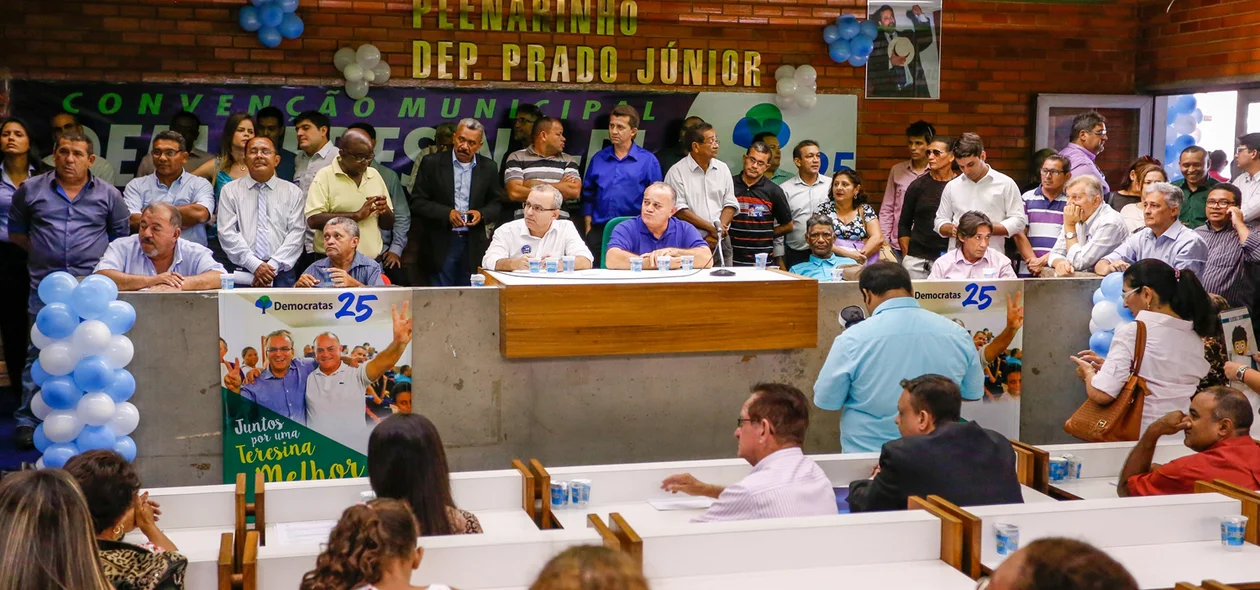 Prefeito  Firmino Filho marca presença na convenção do DEM