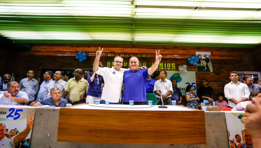 Prefeito  Firmino FIlho tira foto com Antônio José Lira na convenção do DEM