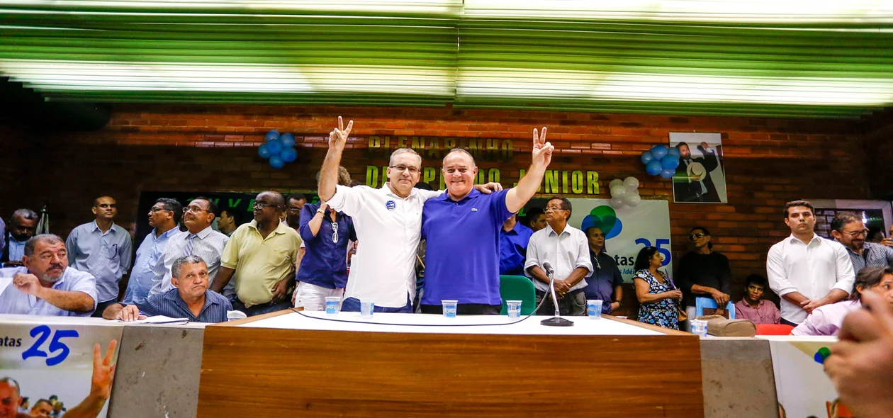 Prefeito  Firmino FIlho tira foto com Antônio José Lira na convenção do DEM