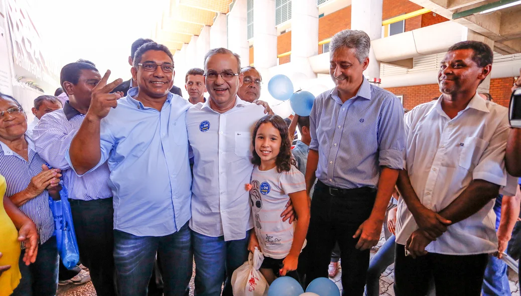 Prefeito Firmino Filho tira foto com militantes do DEM