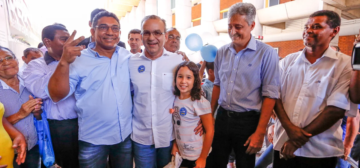 Prefeito Firmino Filho tira foto com militantes do DEM