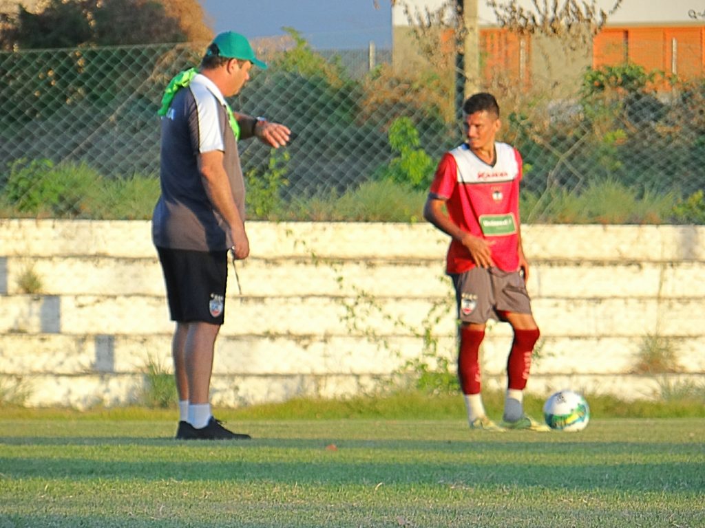 Vica deve fazer alterações na equipe para encarar Fortaleza