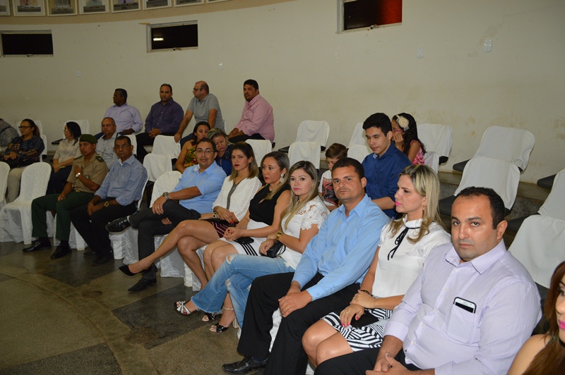 Convidados prestigiam sessão solene.