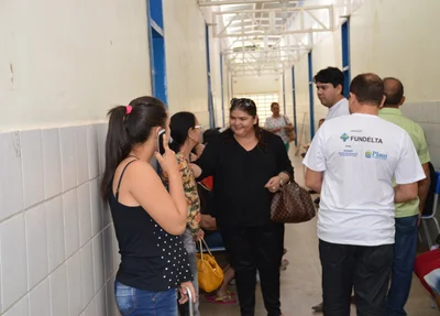 Deputada Belê Medeiros conversa com paciente.