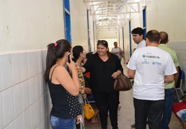 Deputada Belê Medeiros conversa com paciente.