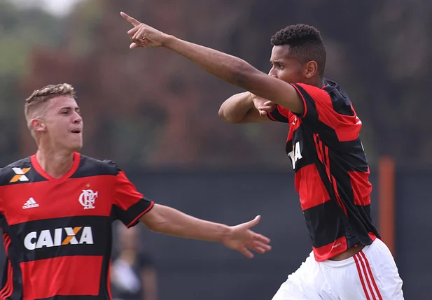 Flamengo bate Botafogo por 3x1 no 1º jogo da final da Taça Rio