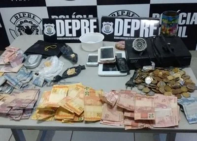 Polícia apreende drogas, dinheiro e objetos