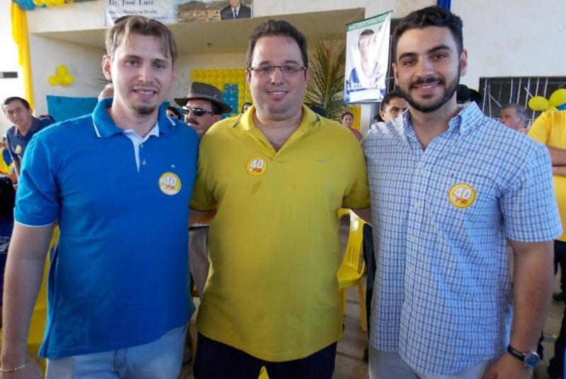 Erivelton Barros, ao centro, com coreligionários.
