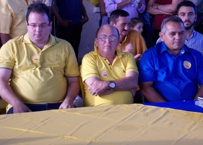 Erivelton Barros ao lado do ex-prefeito Gilberto Leal de Barros e o candidato a vice Teodorinho.