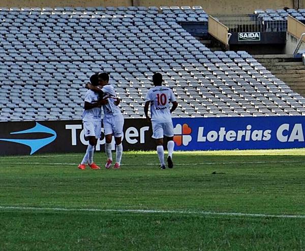 Jogadores comemoram gol do River