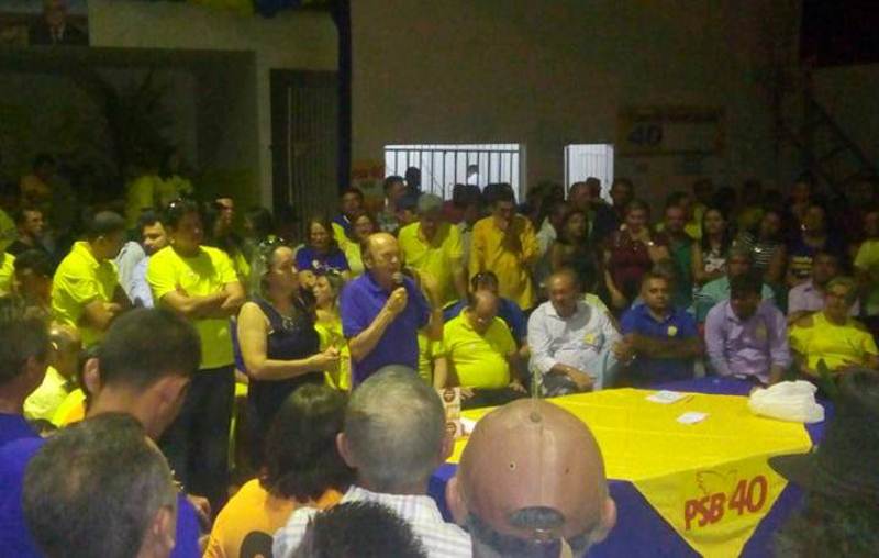 Simpatizantes da candidatura de Erivelton Barros lotam local da convenção