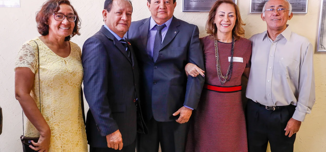 Antônio Lopes tira foto com familiares