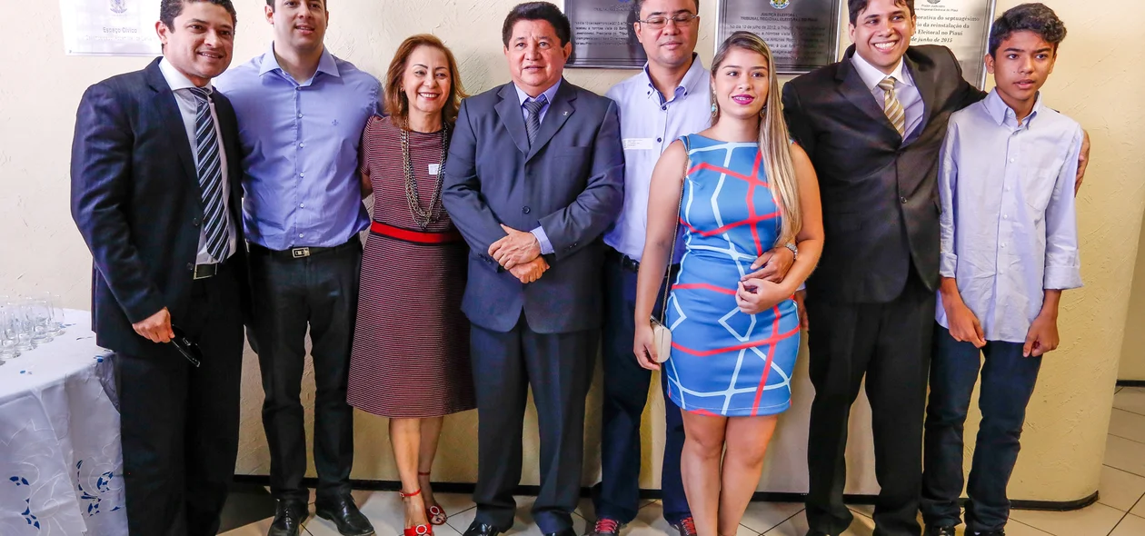 Antônio Lopes tira foto com familiares
