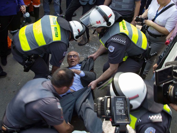 Eduardo Suplicy é detido pela polícia