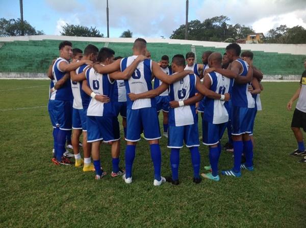 Time em concentração antes da vitória sobre o América-PE.