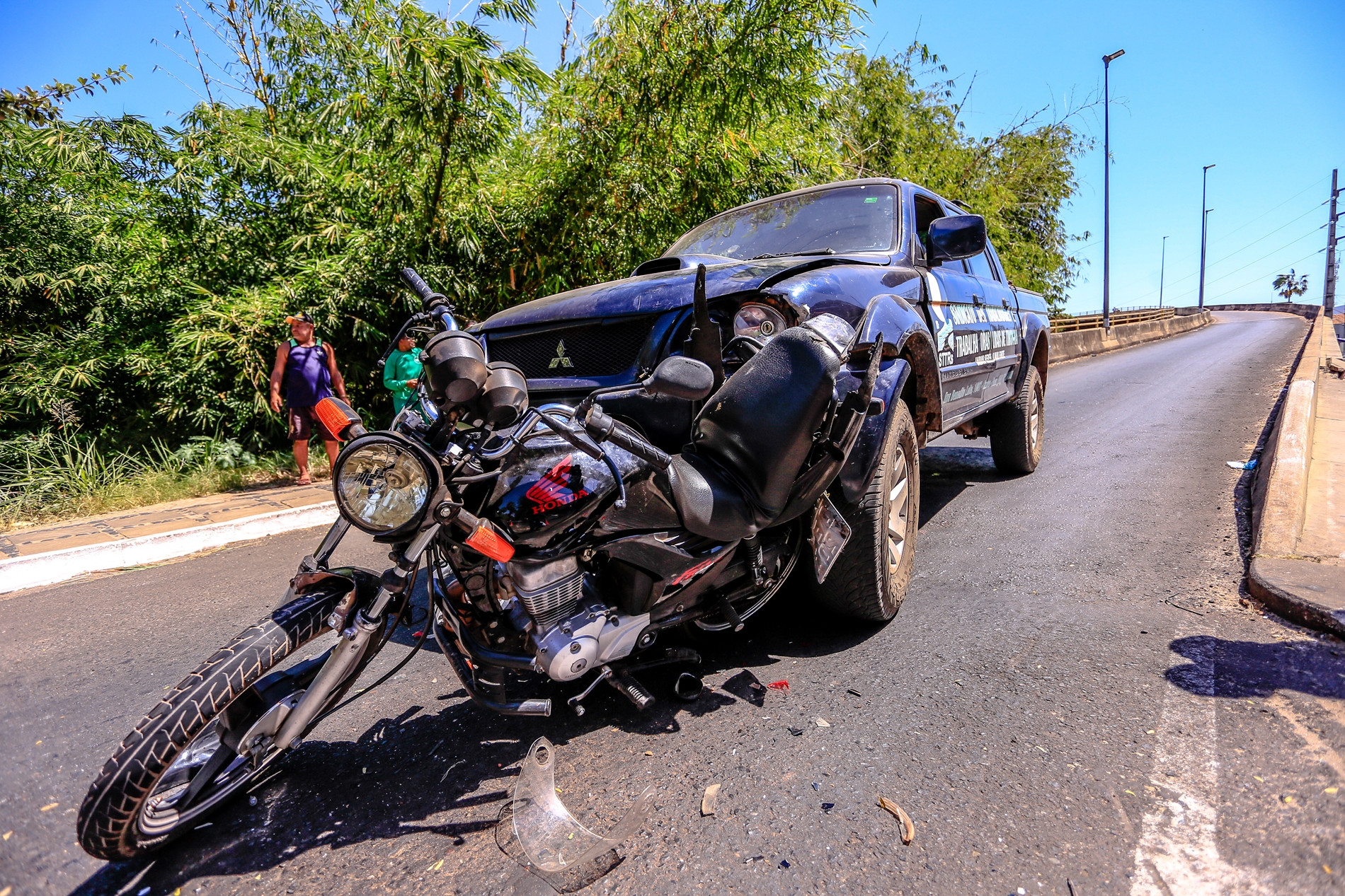 L200 atingiu a moto