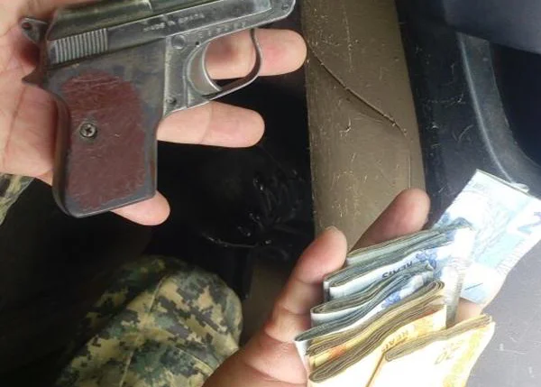 Polícia aprrende valor em dinheiro e uma pistola com menor