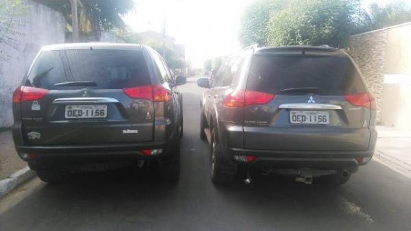 Veículos idênticos. À direita, o carro clonado