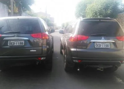 Veículos idênticos. À direita, o carro clonado