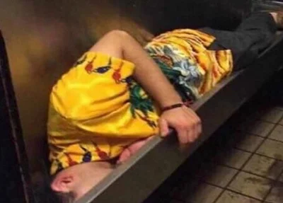 Estudante bebe demais e dorme em mictório de bar nos EUA