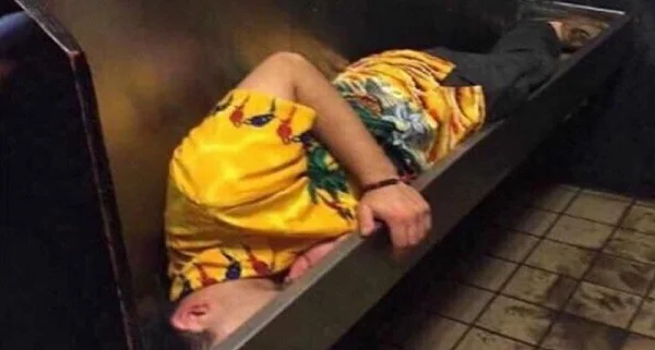 Estudante bebe demais e dorme em mictório de bar nos EUA
