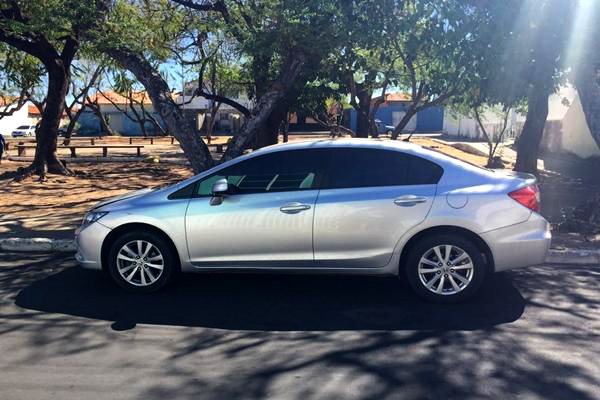 Honda Civic com placas clonadas e registro de roubo