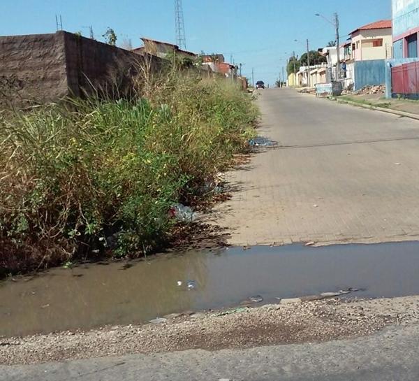 Moradores reclamam de rua no bairro Lourival Parente