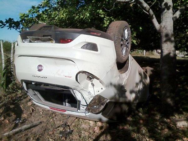 Carro tombou com o impacto
