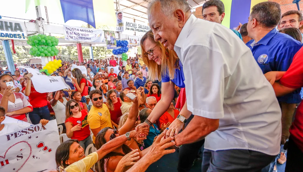 Dr. Pessoa e Coronel Júlia cumprimentam populares em convenção