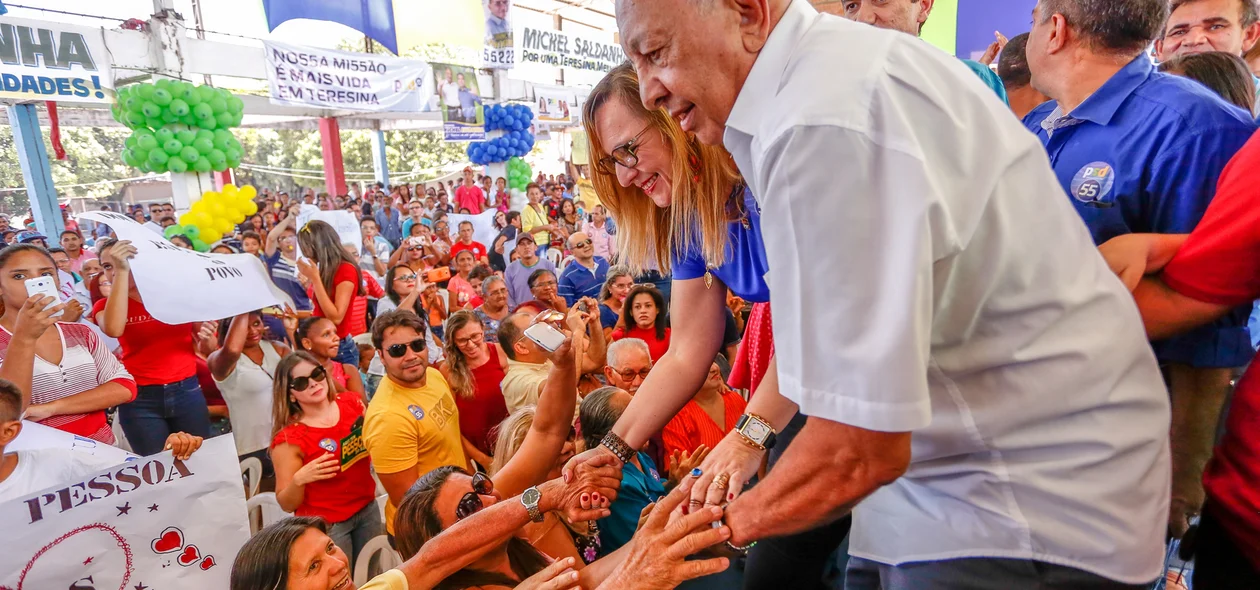 Dr. Pessoa e Coronel Júlia cumprimentam populares em convenção