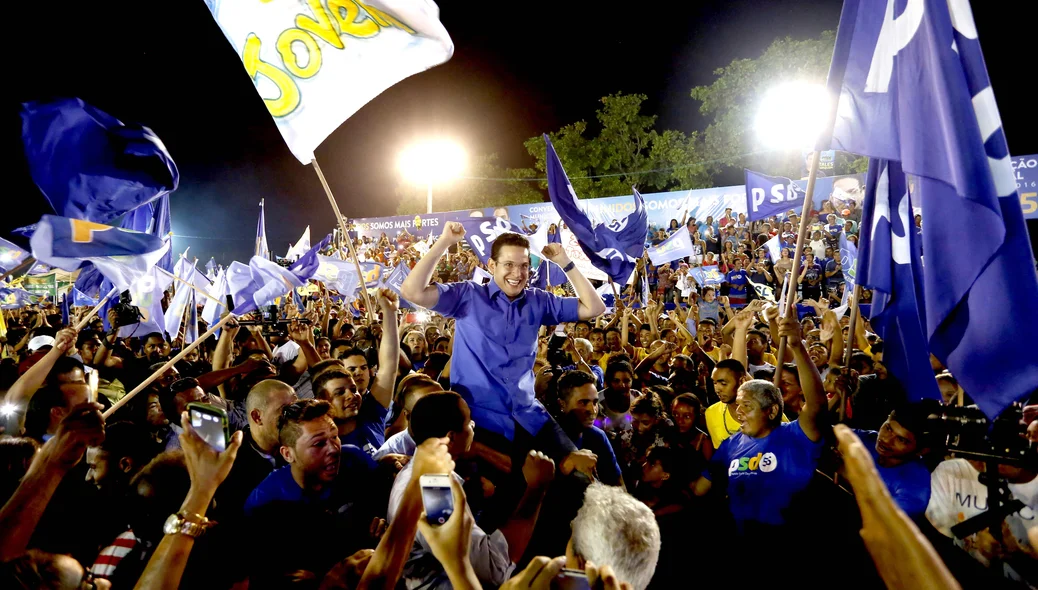 Alexandre Almeida carregado pelo povo