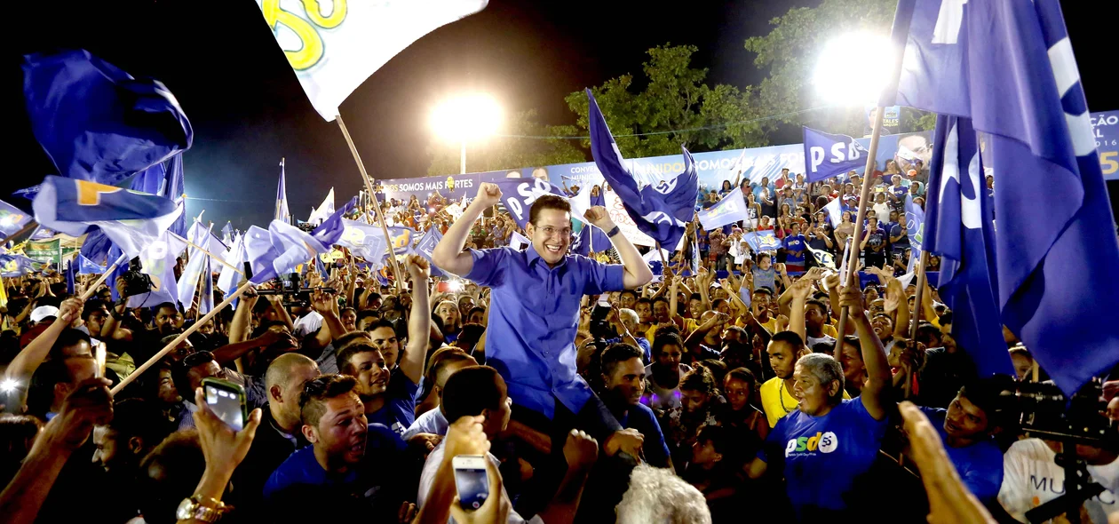 Alexandre Almeida carregado pelo povo