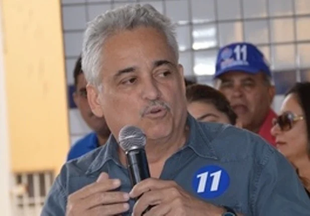 Deputado Robert Rios Magalhães ataca prefeito de Picos,Padre Walmir (PT).