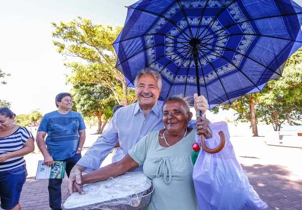 Elmano cumprimenta moradores do Parque Lagoas do Norte