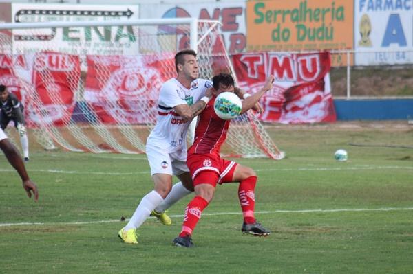 Zagueiro Roberto Dias estreia marcando o gol de empate do River