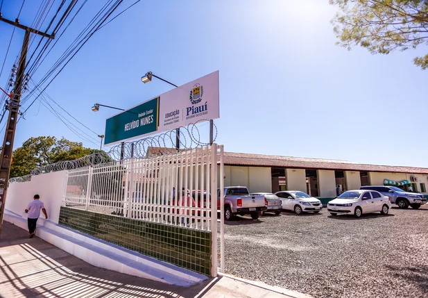 Wellington Dias entrega obra da escola Helvídio Nunes