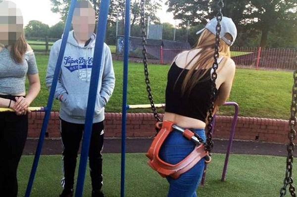 Adolescente fica presa em balanço infantil e pede ajuda para bombeiros