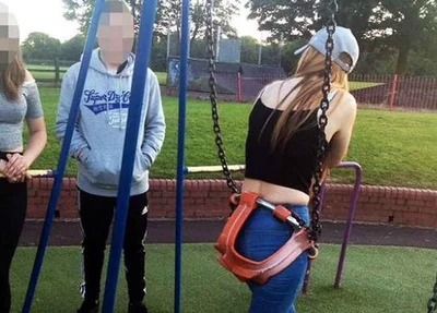 Adolescente fica presa em balanço infantil e pede ajuda para bombeiros