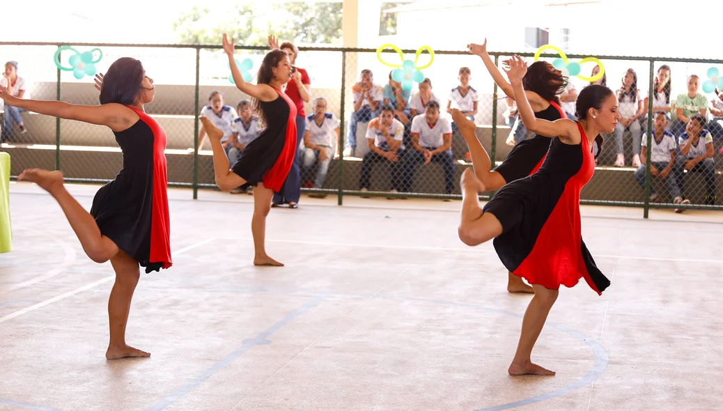 Apresentação de dança durante a Solenidade