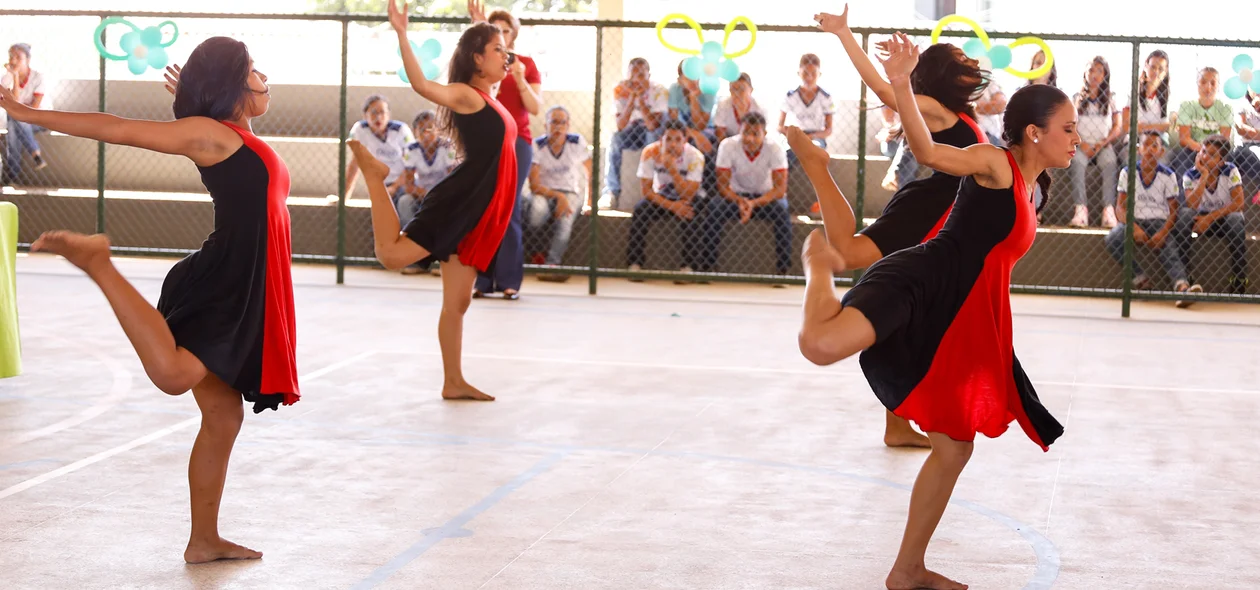 Apresentação de dança durante a Solenidade