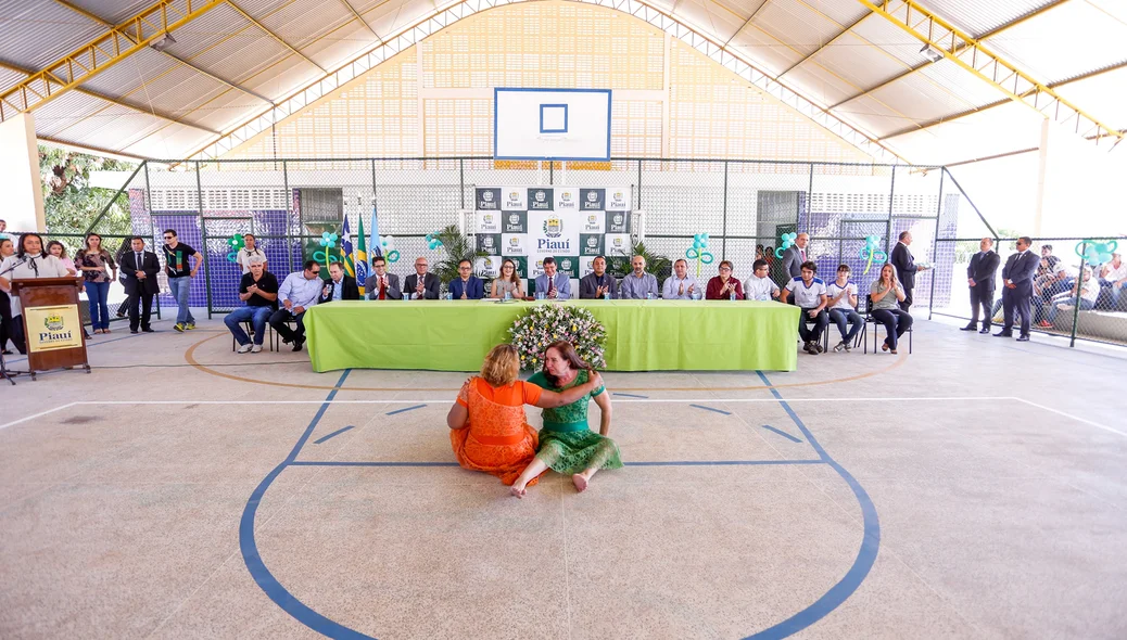 Cadeirantes fazem apresentação de dança durante a solenidade