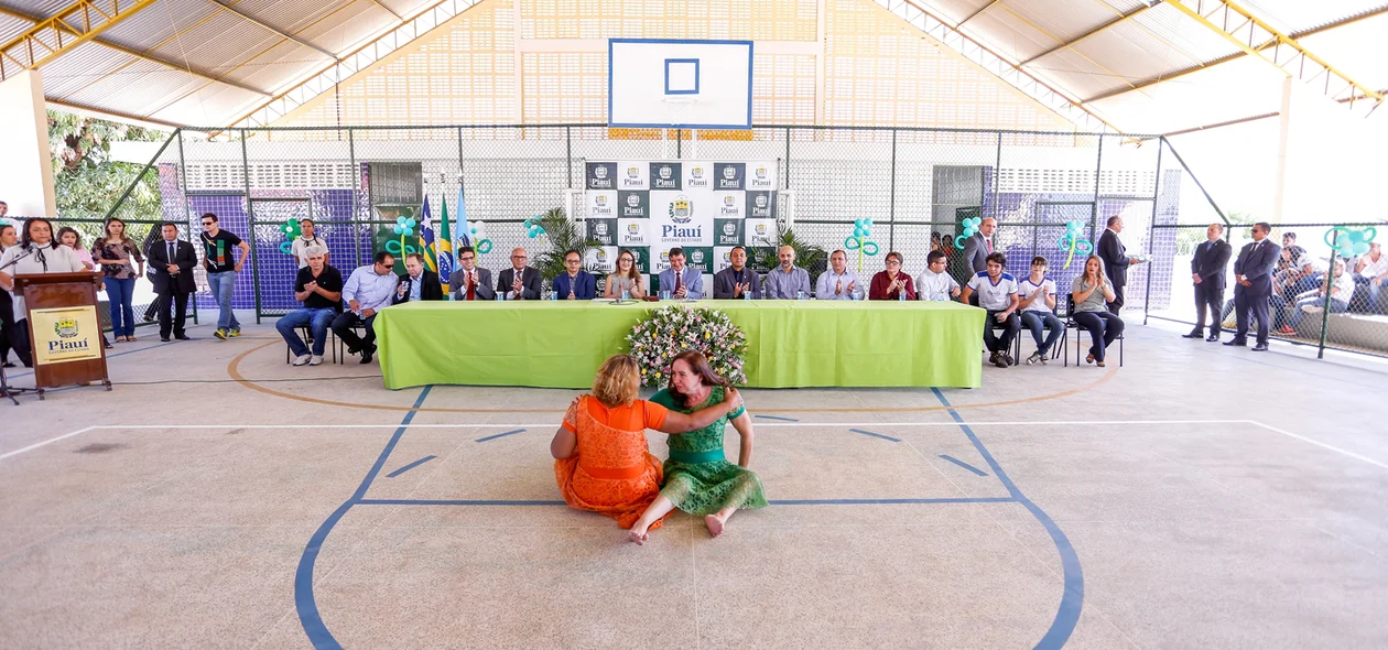 Cadeirantes fazem apresentação de dança durante a solenidade