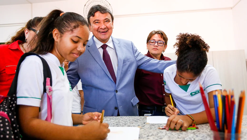 Governador visita sala de Artes da U.E.Helvídio Nunes
