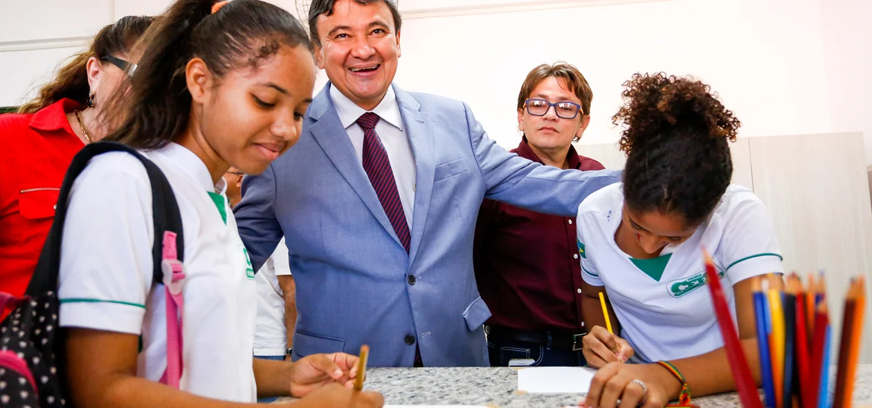 Governador visita sala de Artes da U.E.Helvídio Nunes